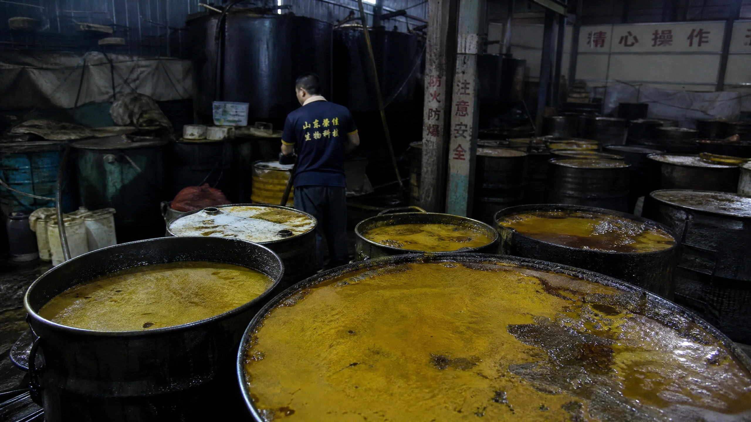 地下作坊中大量回收废弃食用油的肮脏桶装容器